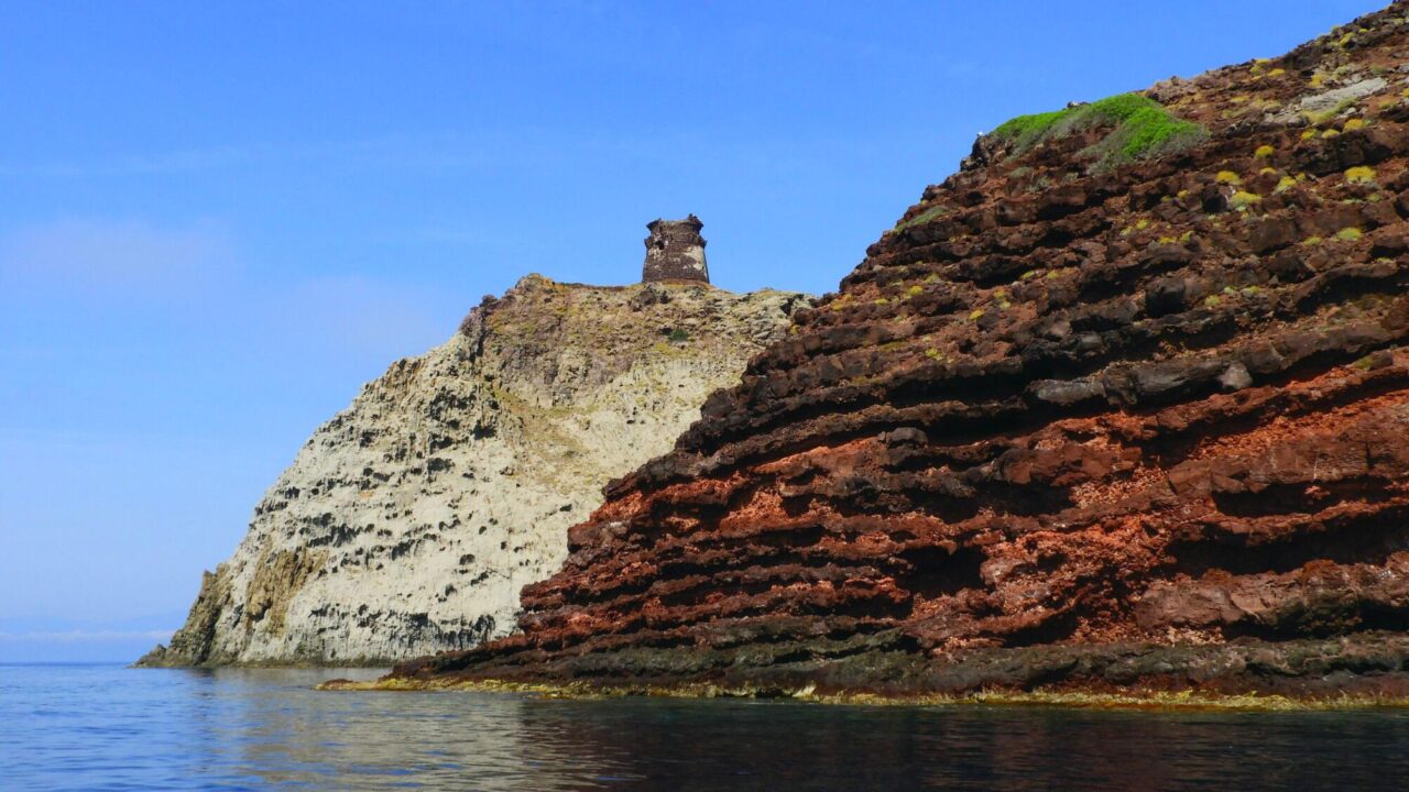 Minicrociera guidata verso l’isola di Capraia