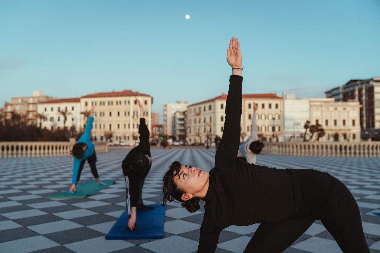 Lezioni di hatha yoga al tramonto