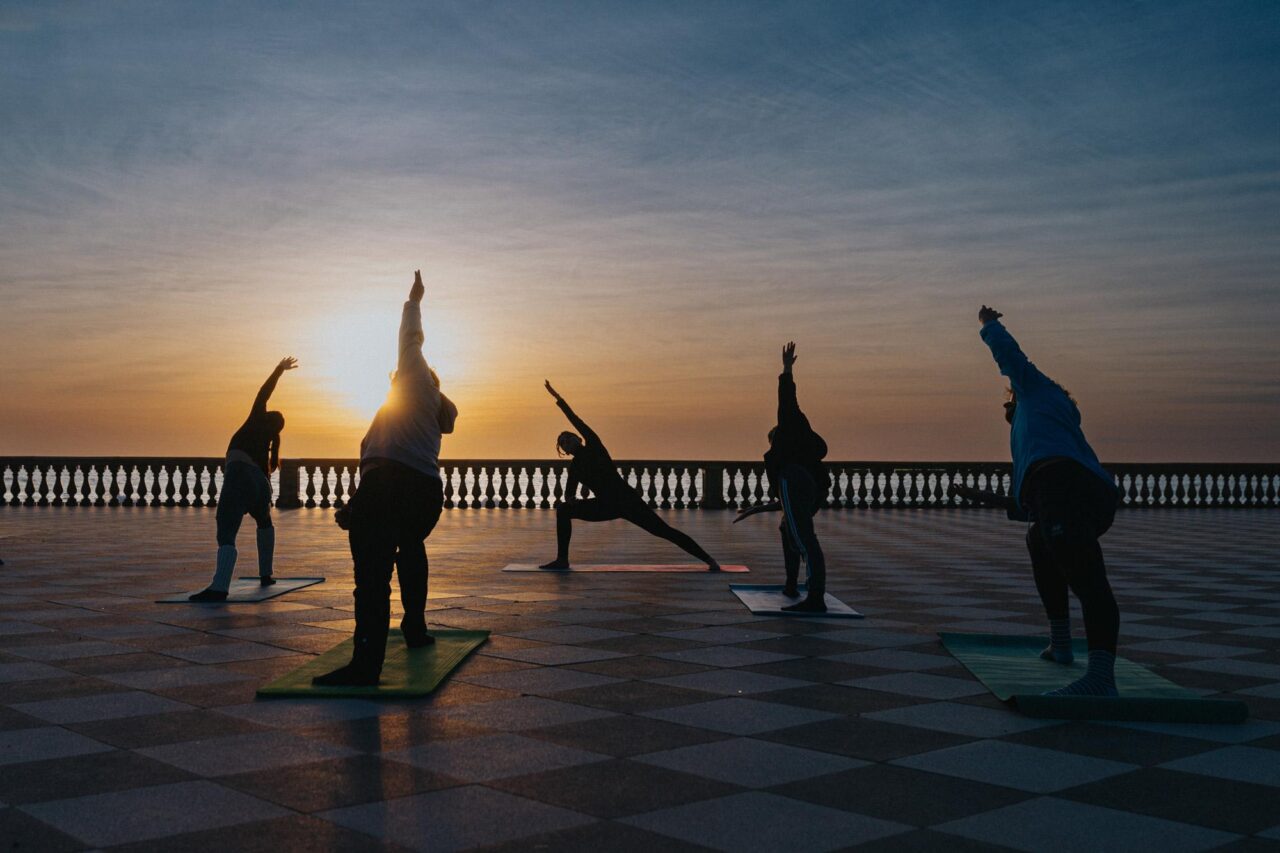 Lezioni di hatha yoga al tramonto