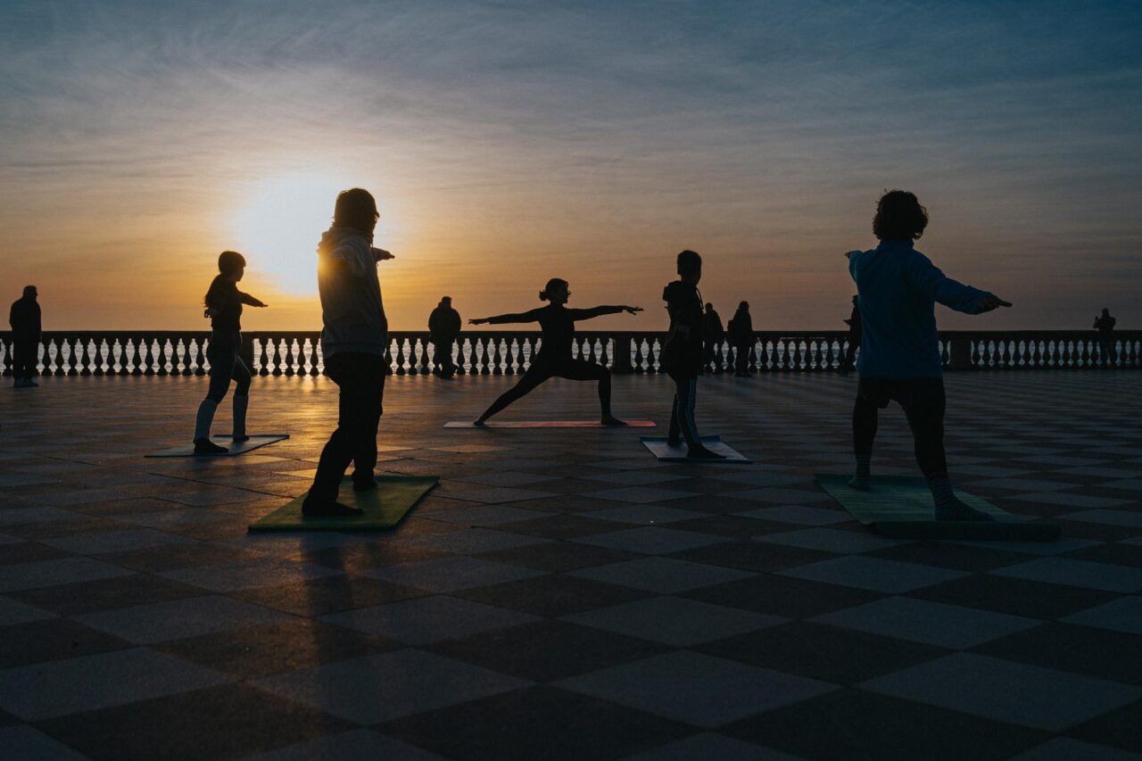 Lezioni di hatha yoga al tramonto