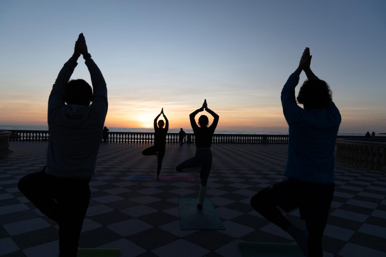 Lezioni di hatha yoga al tramonto