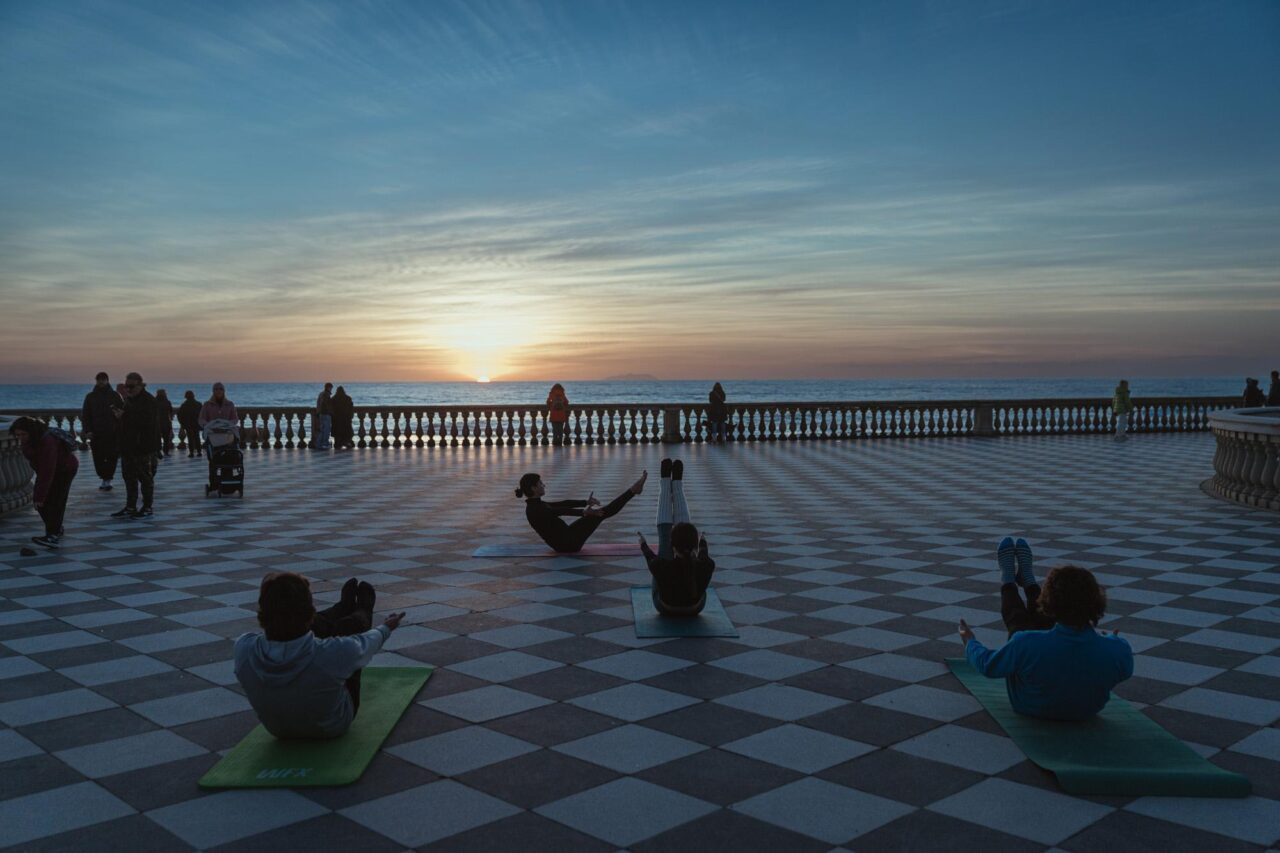 Lezioni di hatha yoga al tramonto