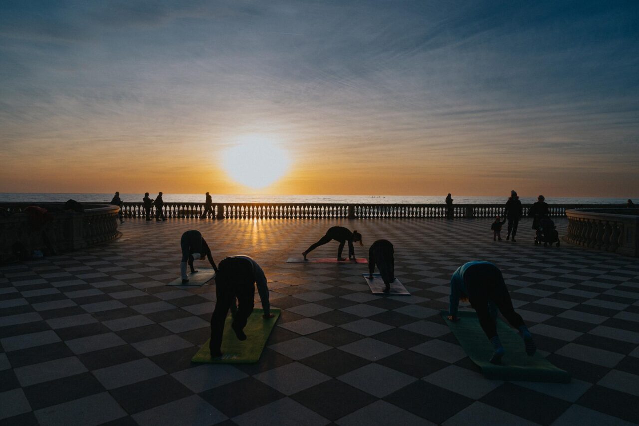 Lezioni di hatha yoga al tramonto
