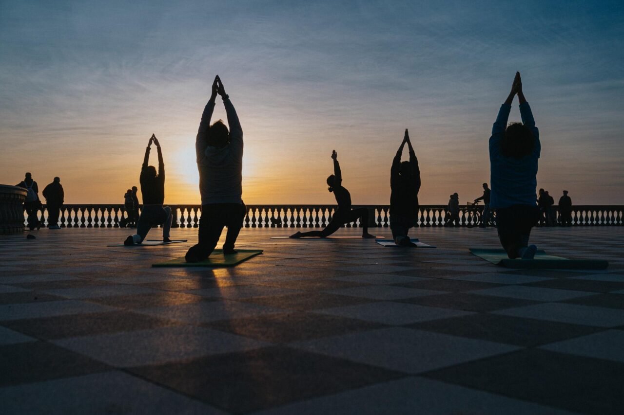 Lezioni di hatha yoga al tramonto