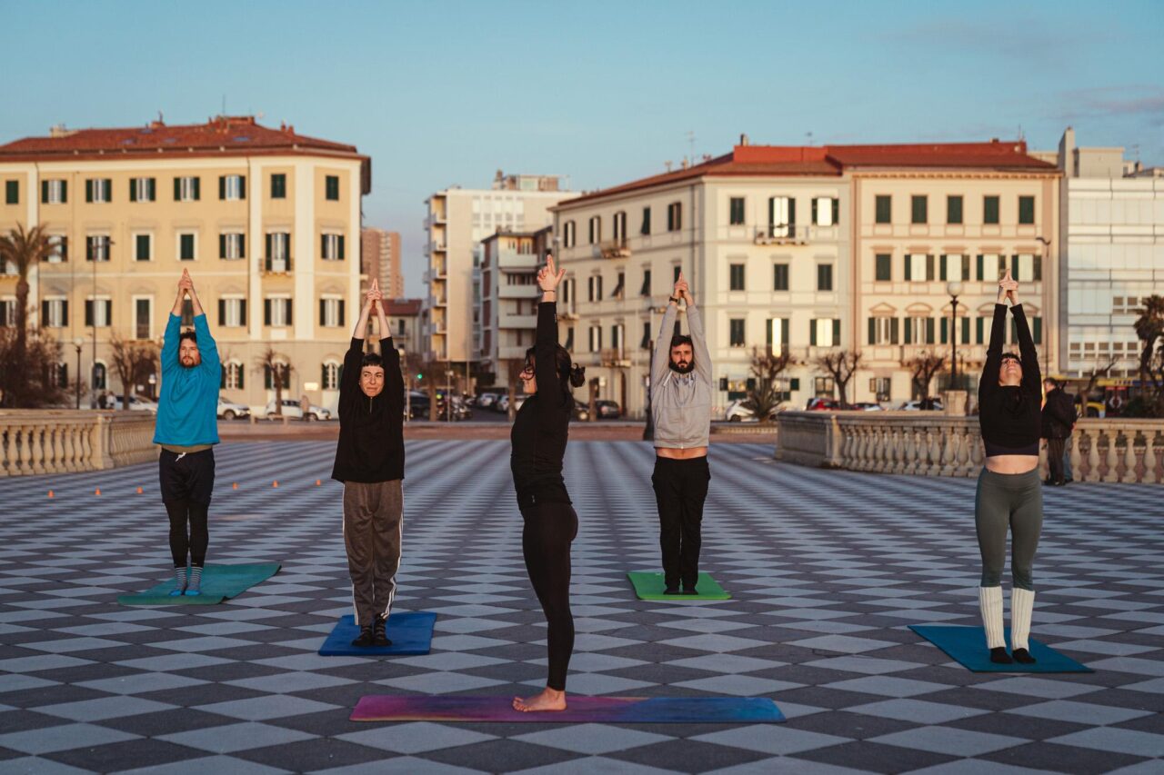 Lezioni di hatha yoga al tramonto