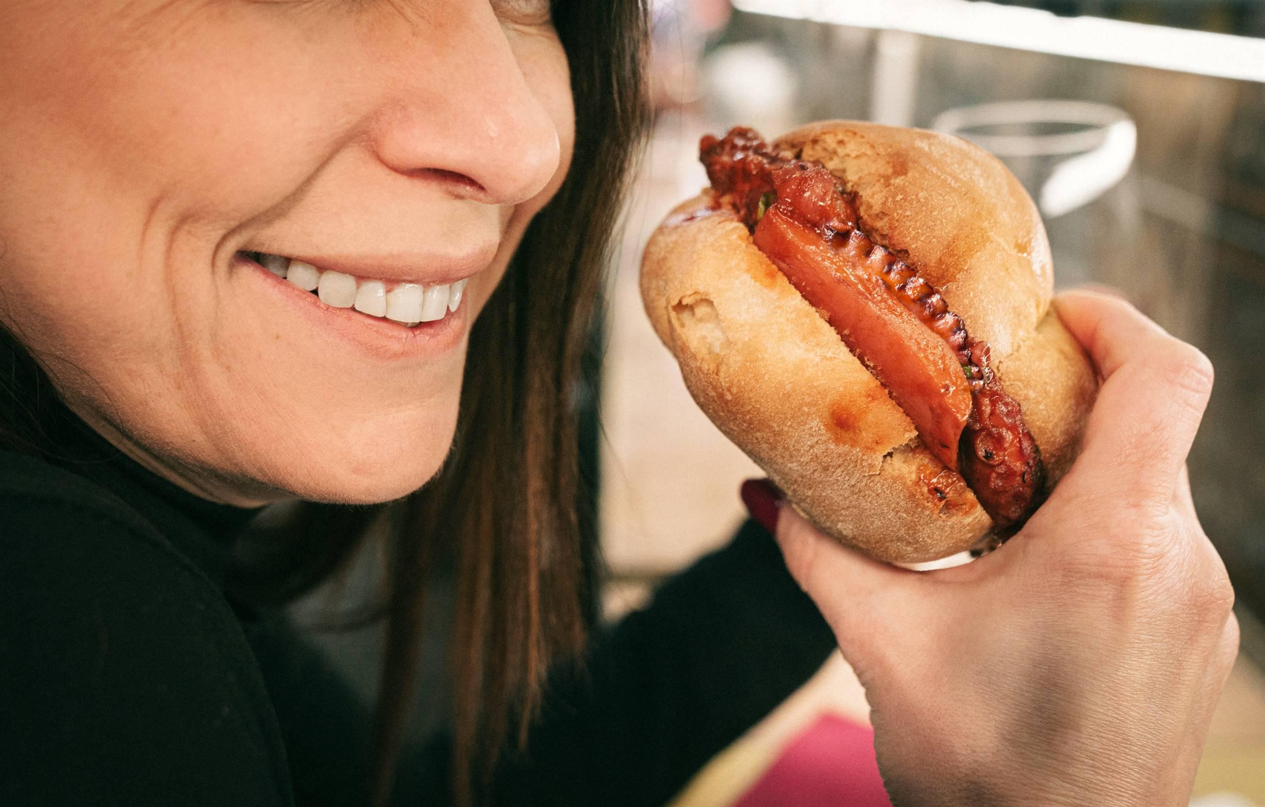 Aperitivo con panino cacciuccato e calice di vino