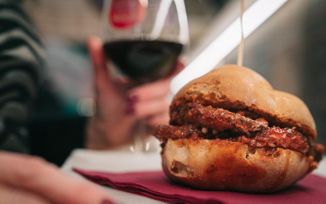 Aperitivo con panino cacciuccato e calice di vino