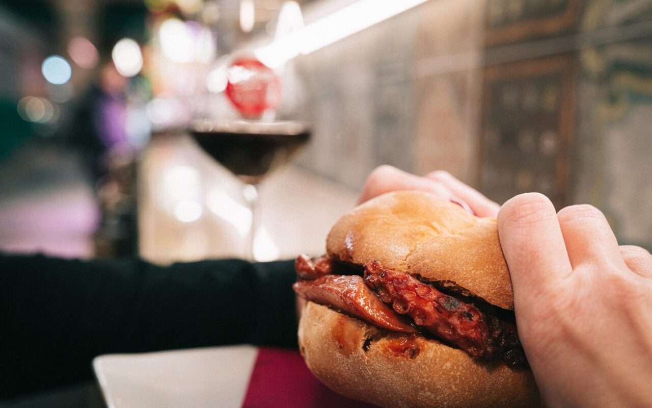 Aperitivo con panino cacciuccato e calice di vino