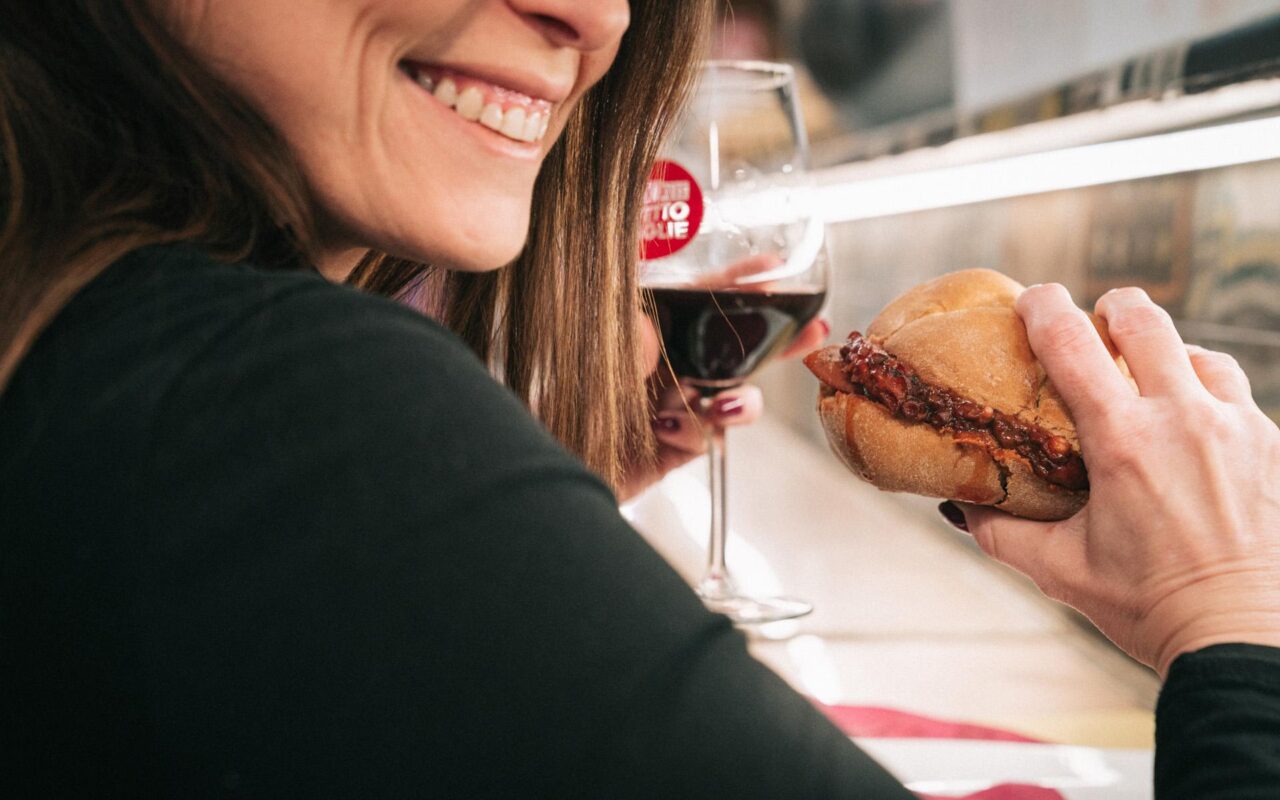 Aperitivo con panino cacciuccato e calice di vino