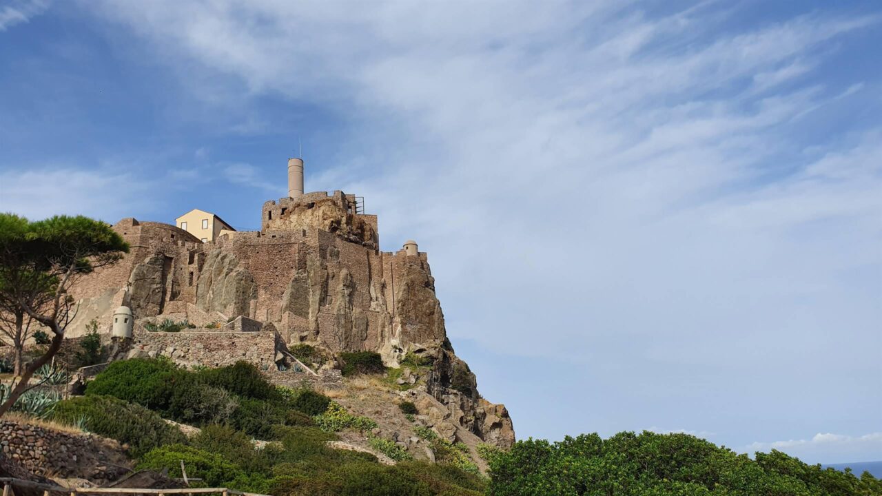 Minicrociera guidata verso l’isola di Capraia